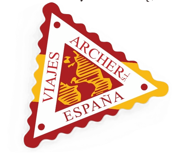 Inicio 3 Crachá de viaje de la Asociación de Archeros en España, en forma de triángulo con colores rojo, amarillo y blanco.