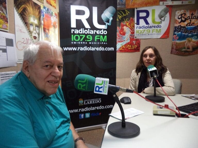 Personajes en estudio de radio en Laredo durante una entrevista.