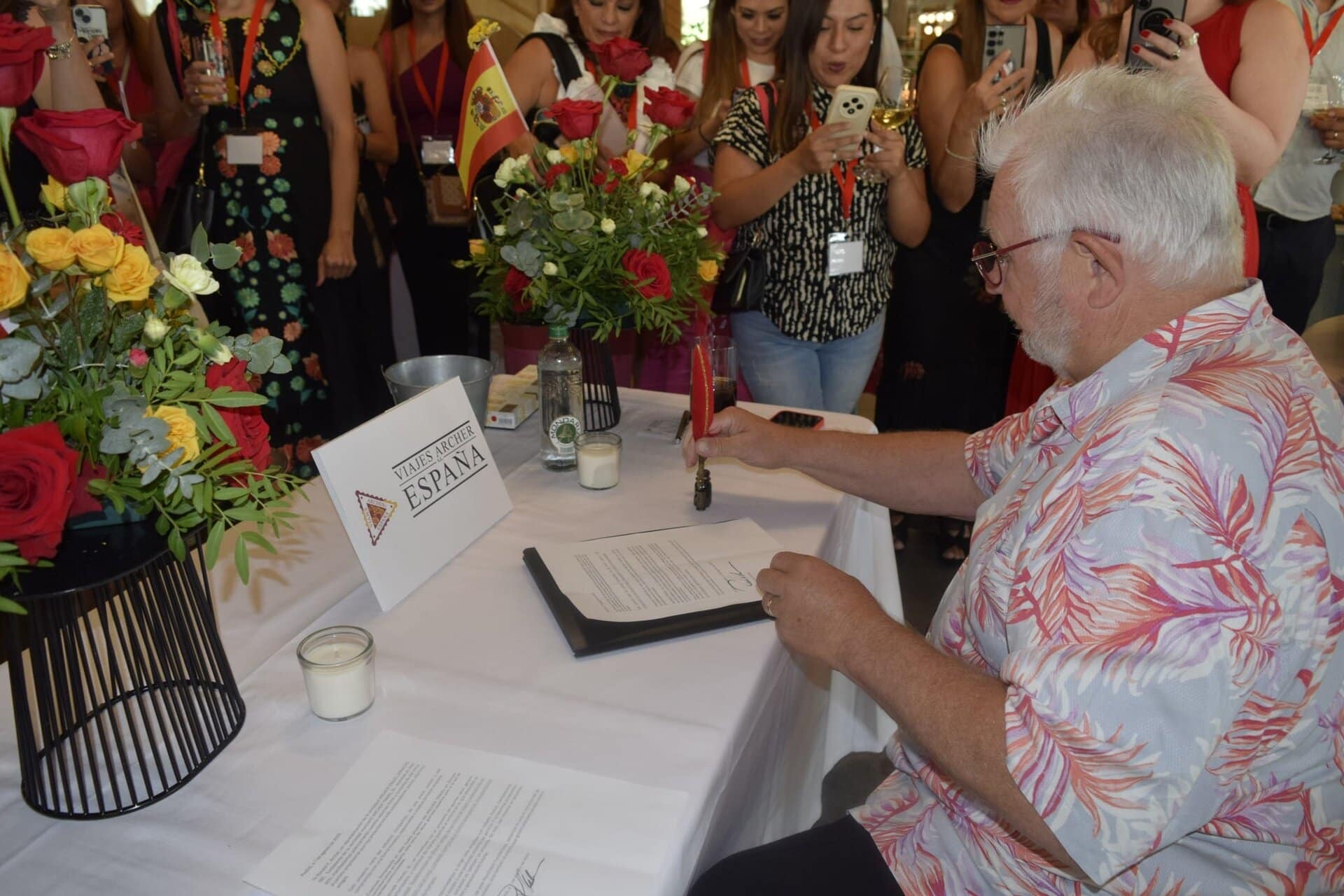 Rumbo y Ave. firma de libros en evento cultural en España.