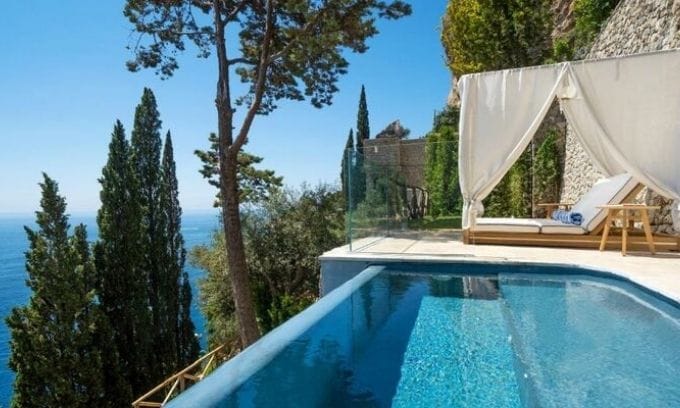 Disfruta de una piscina con vistas panorámicas en un entorno natural y relajante.