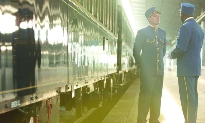 Dos oficiales de tren conversando en la estación de ferrocarril.