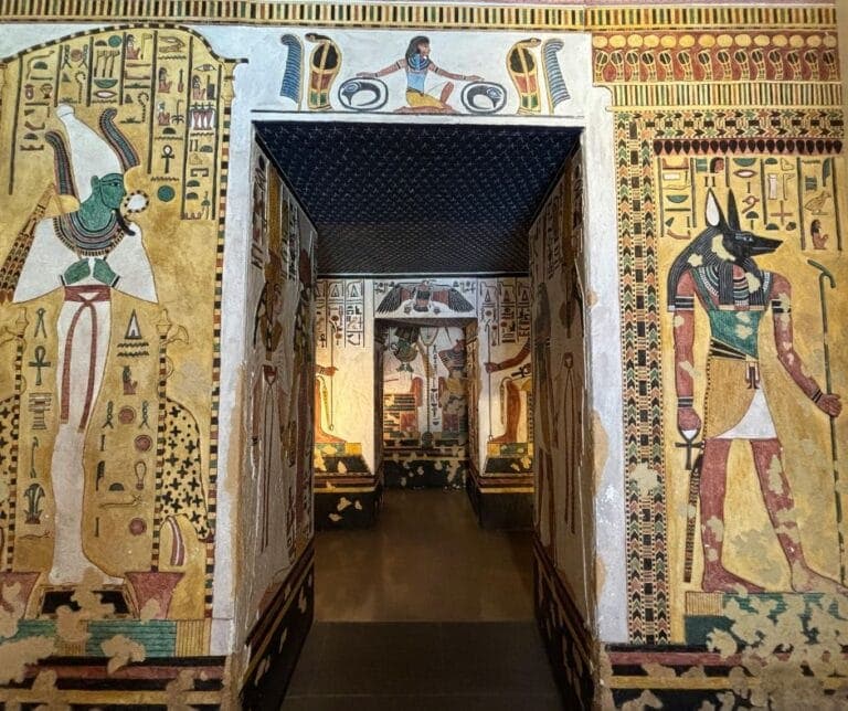 Antiguas paredes con jeroglíficos egipcios en un templo histórico.