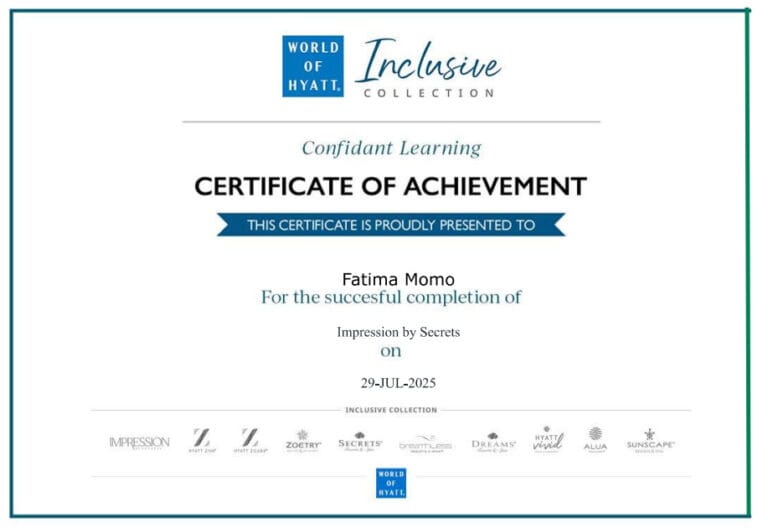 Árbol y sendero en un entorno natural con vegetación exuberante.