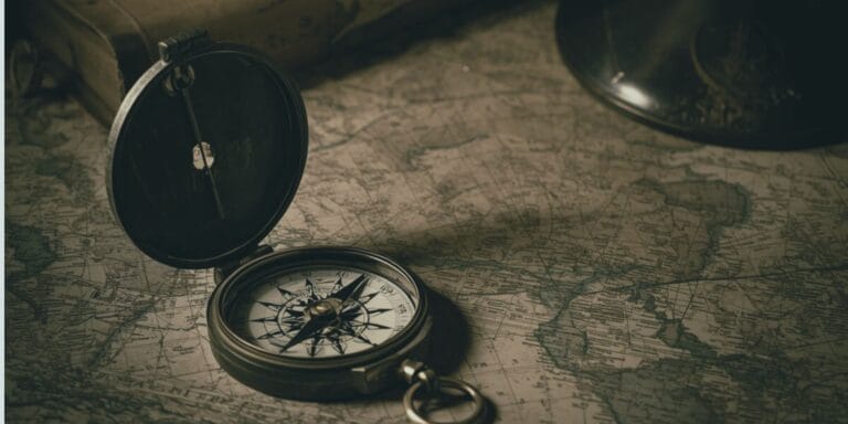 Navegador de brújula sobre mapa antiguo.