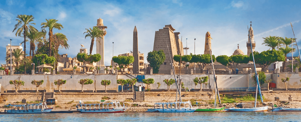 Vista del río Nilo con barcos y monumentos históricos en El Cairo.