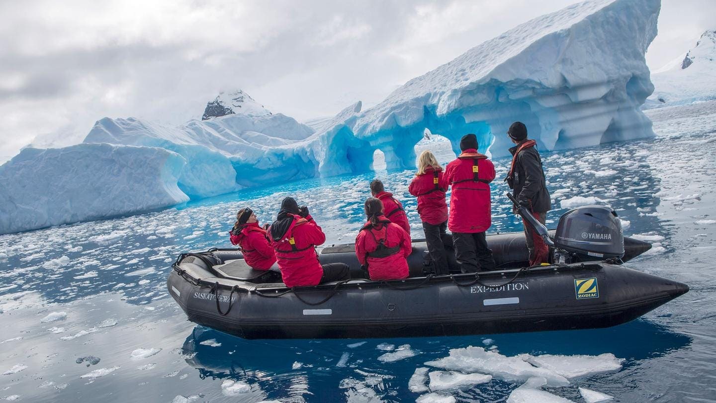 Navegando cerca de icebergs en un bote en aguas frías y glaciares.