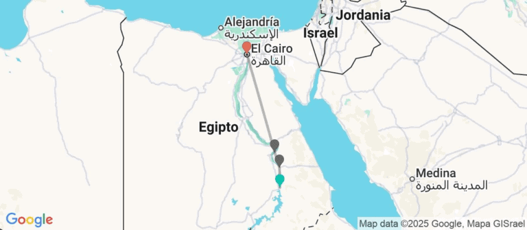 Barco turístico navegando por el río Nilo en Egipto.