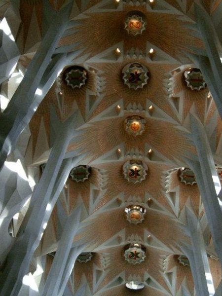 No estás dentro de un edificio.  Estás dentro de un bosque que ha aprendido a sostener la luz.