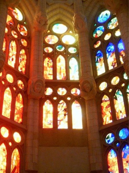 La luz no entra.  Se transforma.
