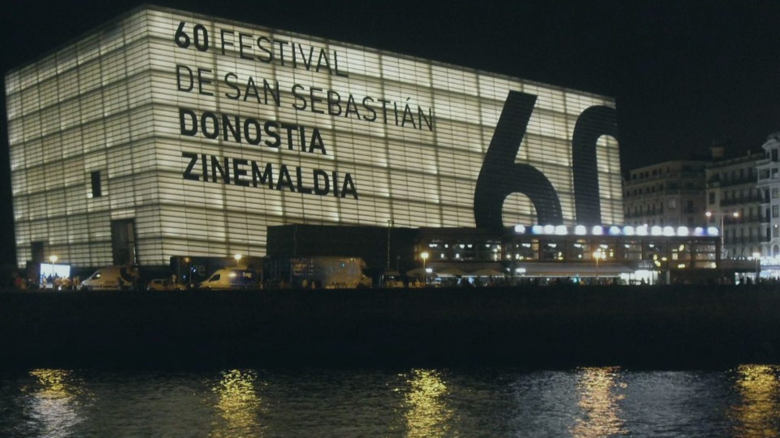 Festival de San Sebastián Donostia en Zinemaldia, iluminación en edificio emblemático.