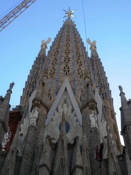 La Sagrada Familia no se contempla. Se impone.  Antes de comprenderla, ya te ha atravesado.