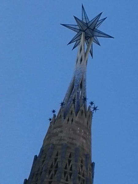 Todo conduce hacia arriba.  Como si la arquitectura recordara algo que ya sabíamos.